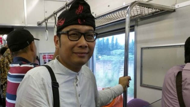 WAW!!! Pria Asal Bekasi Ini Sangat Mirip Dengan Ridwan Kamil WAW!!! Pria Asal Bekasi Ini Sangat Mirip Dengan Ridwan Kamil