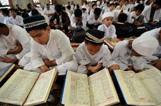 Mengajar anak TPQ di masjid 