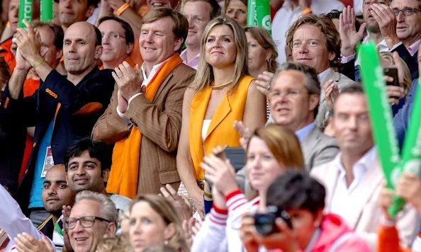  King Willem-Alexander and Queen Maxima of the Netherlands during the final of the men Beach Volleyball match between Brasil and The Netherlands