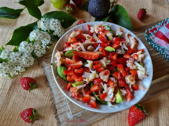 Ensalada de aguacate, fresones y langostinos