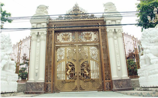 Tòa lâu đài Lan Khoa Khuê xây gần 10 năm của triệu phú Nam Định, ngày cưới cô dâu nhận vương miện 100 cây vàng