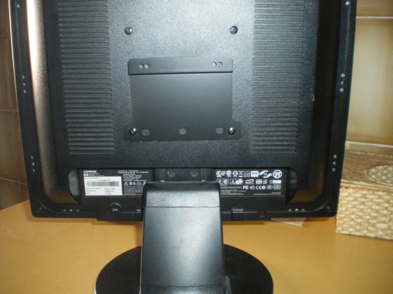 Instalando un Mini PC detrás del monitor Andromeda