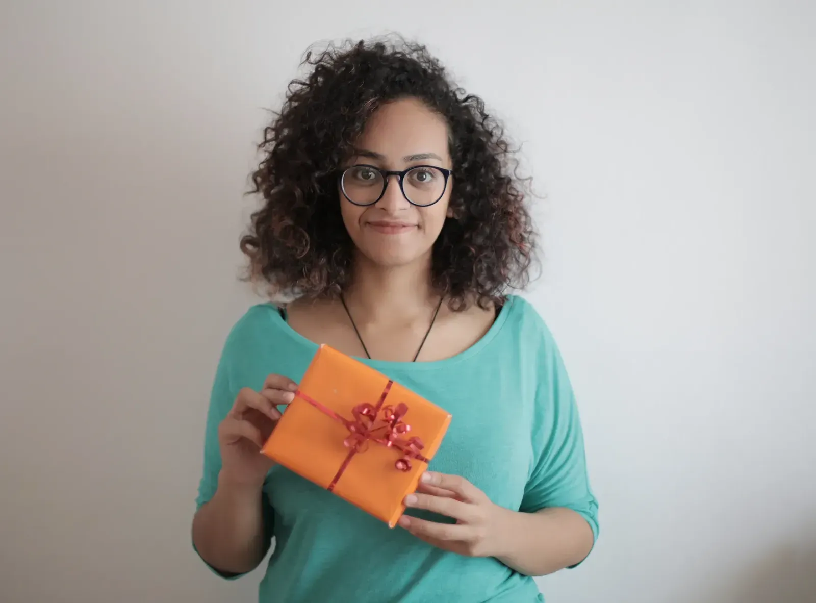 This Is How to Wrap Your Gifts Like a Pro [infographic + video]