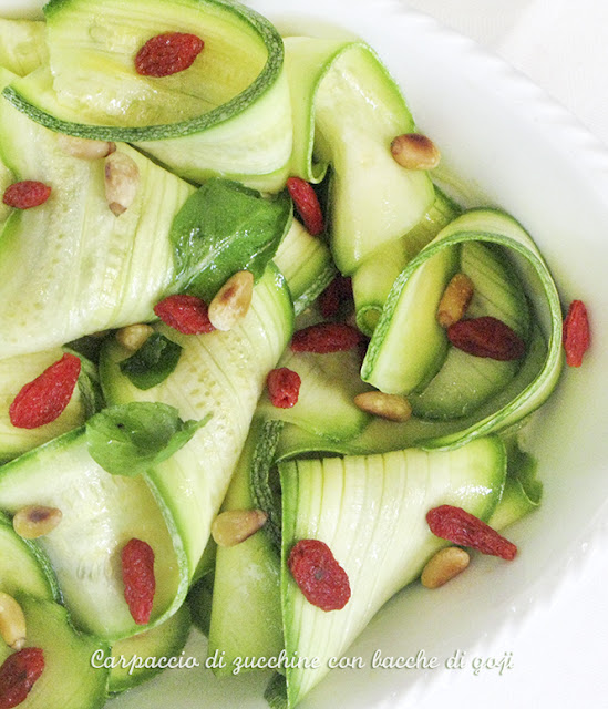 Carpaccio di zucchine con bacche di goji