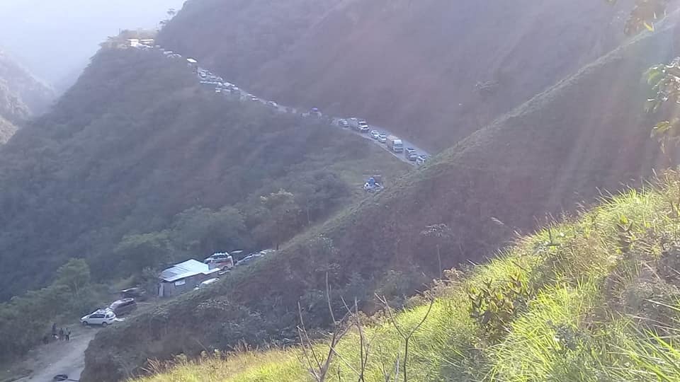 Centenares de vehículos parados en la ruta al valle paceño durante la mañana de bloqueo / FM BOLIVIA