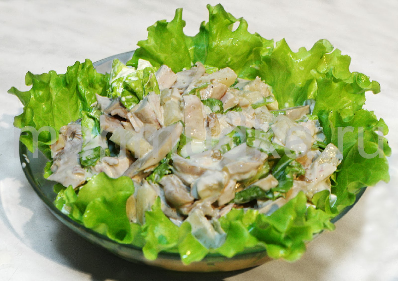 Салат кура грибы. Салат. Грибной салат. Салат с курицей. Куриный салат с шампиньонами.