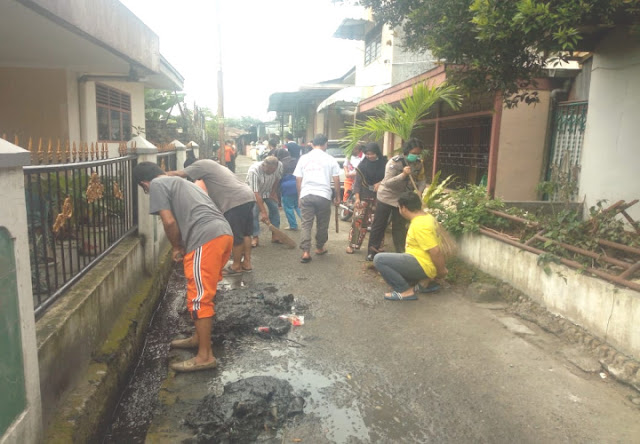 Antisipasi Banjir, Warga Lingkungan 11 Sitirejo 1 Gotong-Royong Bersihkan Drainase