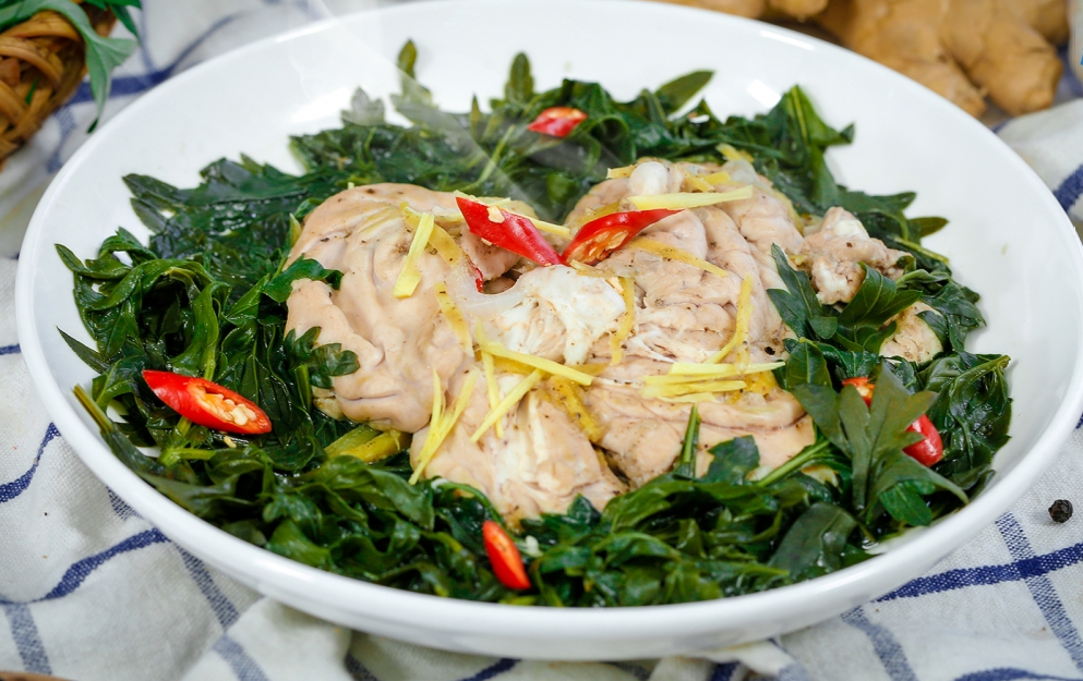 Kết quả hình ảnh cho Óc heo hấp với lá ngải cứu