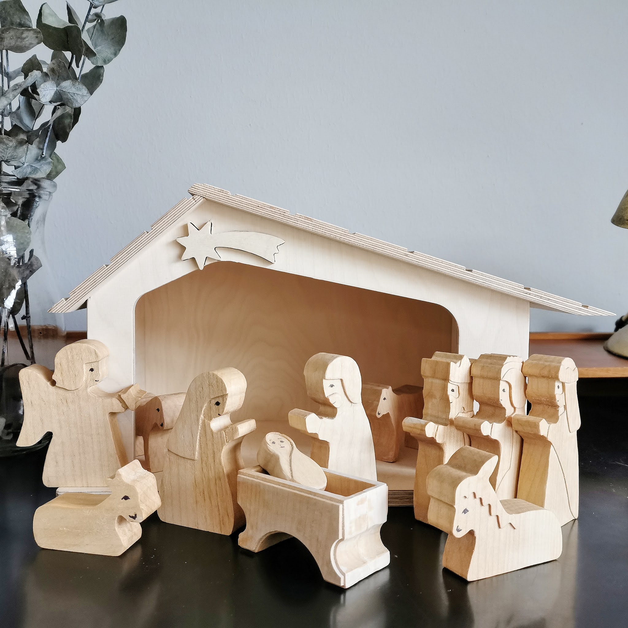 Geschenkideen von Herzen statt von der Stange, einzigartig und individuell: Die Krippe für Weihnachten Figuren und Tieren aus hellem und dunklen Holz von Holzlinge und Dinge / Mehr schöne Geschenkideen gibt es auf judetta.de