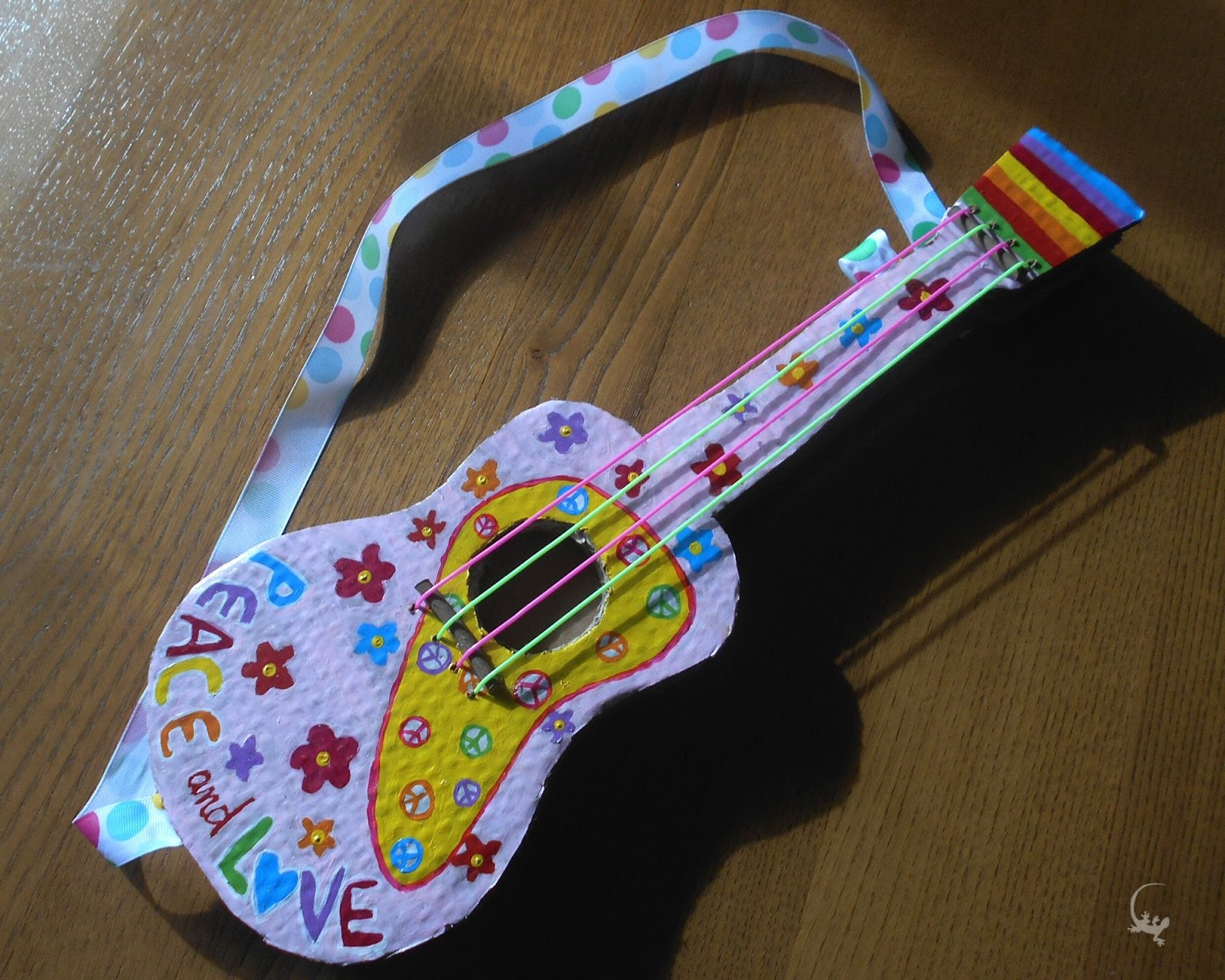 Come fare una chitarra di cartone da figlio dei fiori Cartolelya