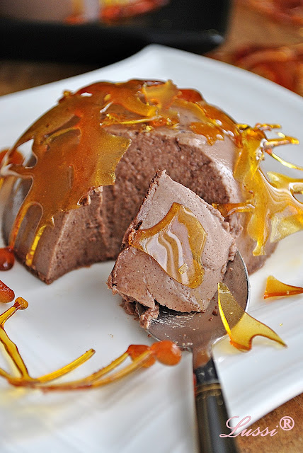 Шоколадова панна кота под карамелена решетка / Chocolate panna cotta under caramel cage