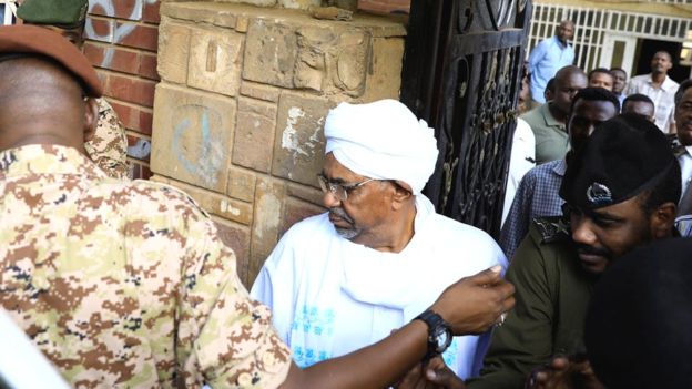 Omar al-Bashir afikishwa mahakamani, yadaiwa kukutwa fedha katika magunia ya nafaka nyumbani kwake 