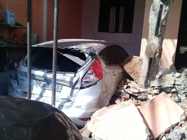 Caminhão desce ladeira, invade casa e atinge carro em Salvador