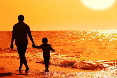 Papá e hijo caminando por la orilla del mar - Imágenes gratis para escribir tus propias reflexiones