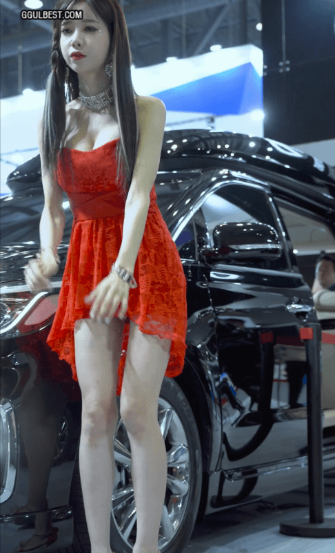빨간 원피스 입은 레이싱모델 한민영 - 꾸르