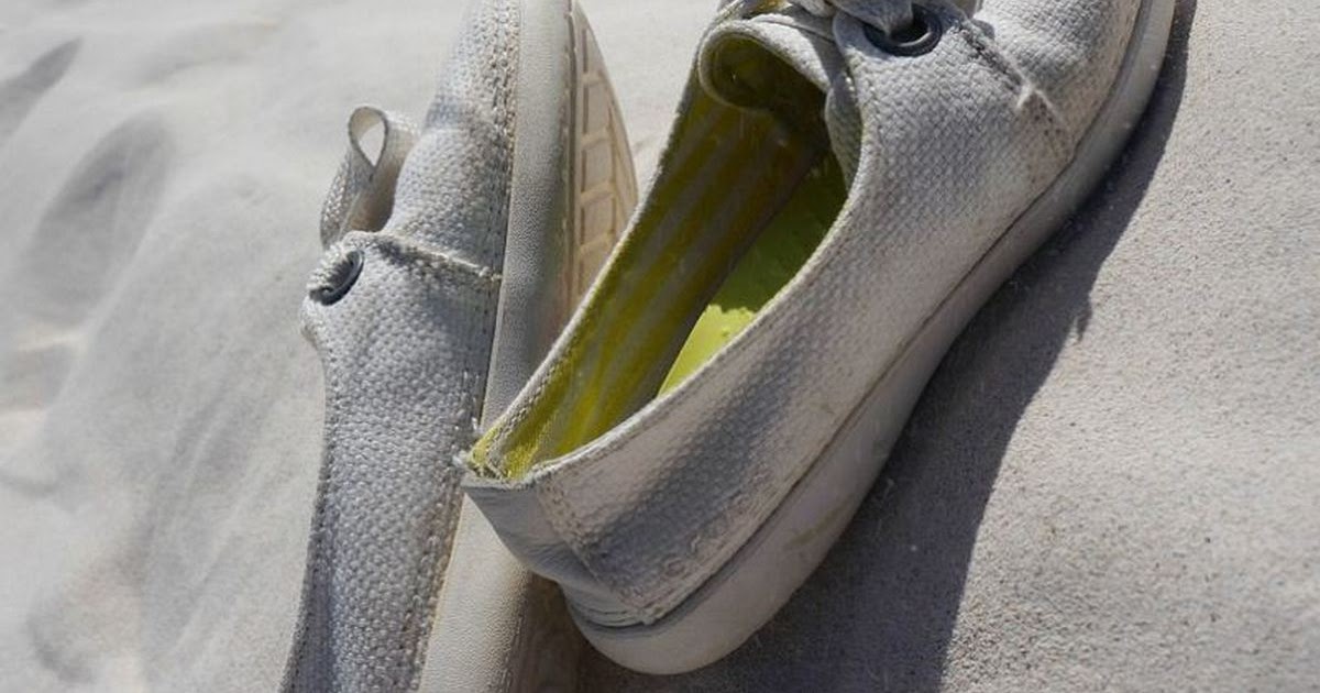 Cara Bersihkan Sepatu Putih Cara membersihkan sepatu