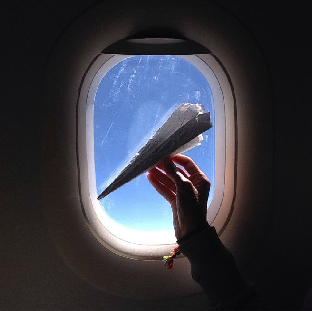 Avião de papel no avião