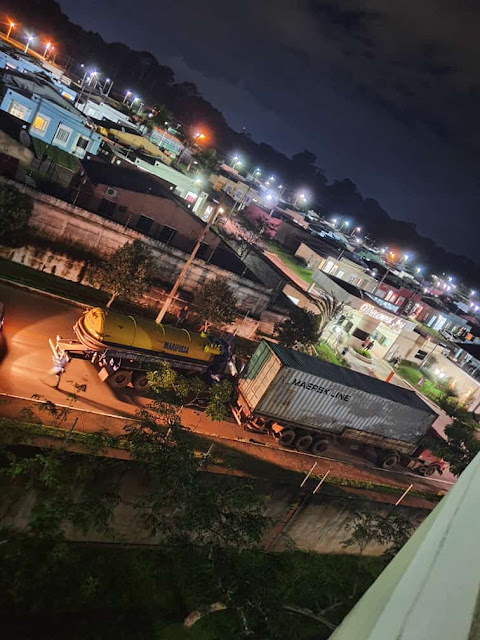 Caminhão Limpa Fossa fica destruído ao bater em container de carreta estacionada no Bairro Novo 9 Caminhão Limpa Fossa fica destruído ao bater em container de carreta estacionada no Bairro Novo