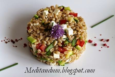 farro perlato con taccole, zucchine, datterini e feta 