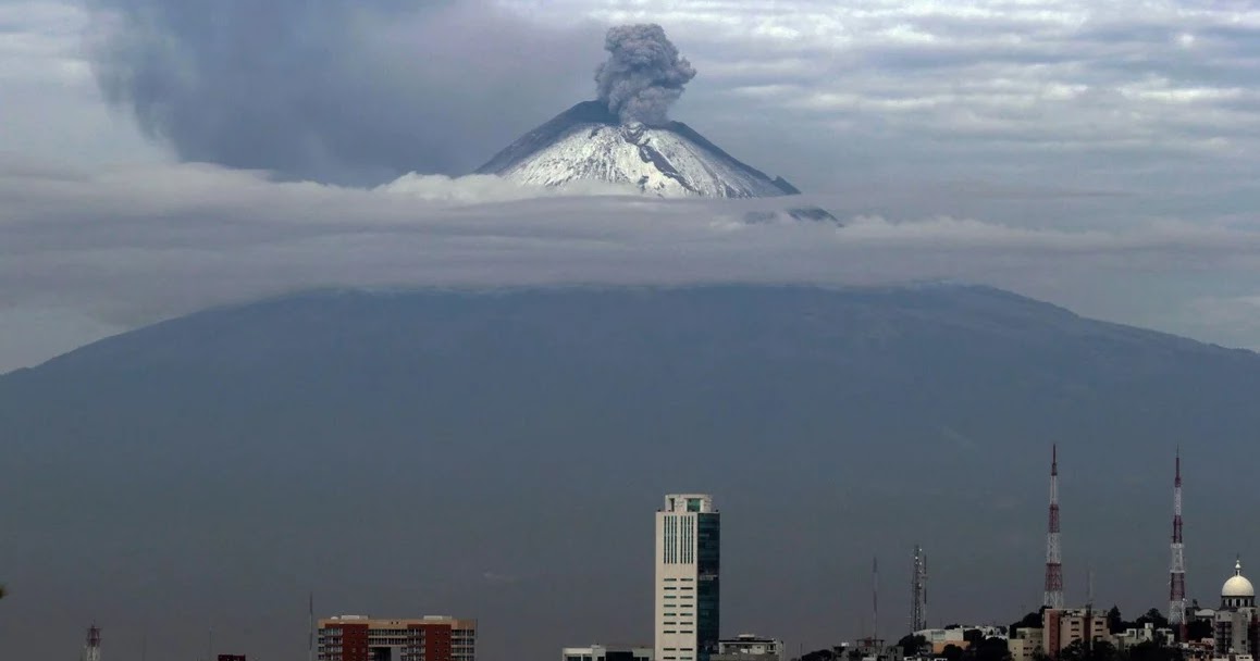 El volcán Popocatépetl, visto desde la ciudad de Puebla (México). (EFE)