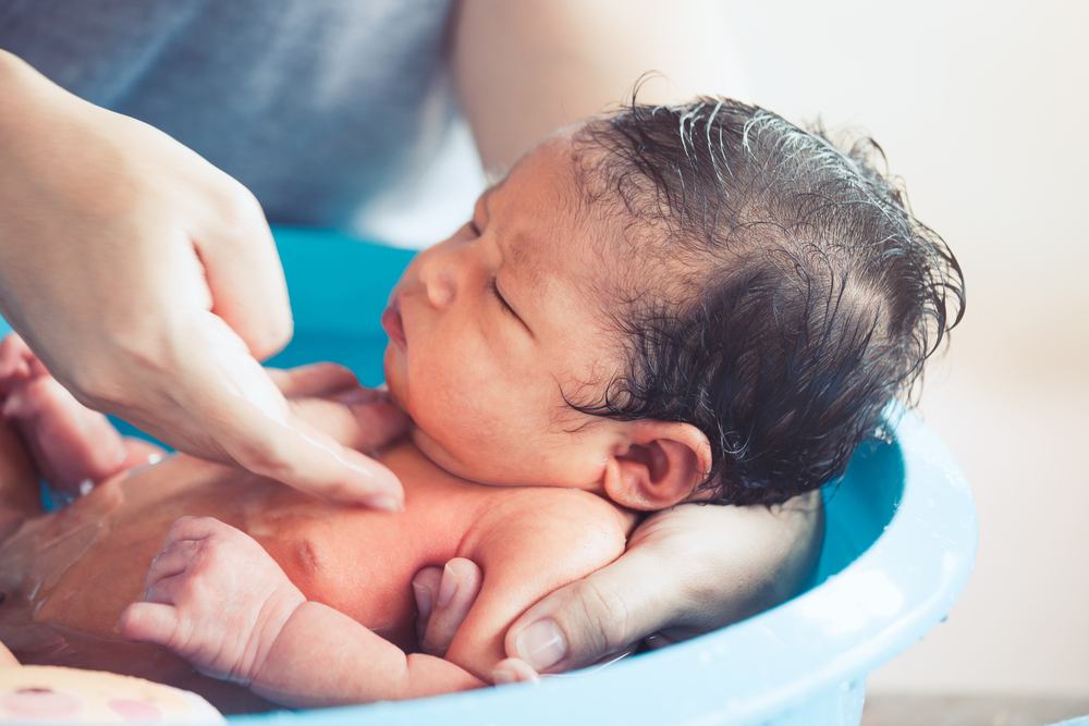 Jangan menyiram bayi menggunakan gayung secara langsung