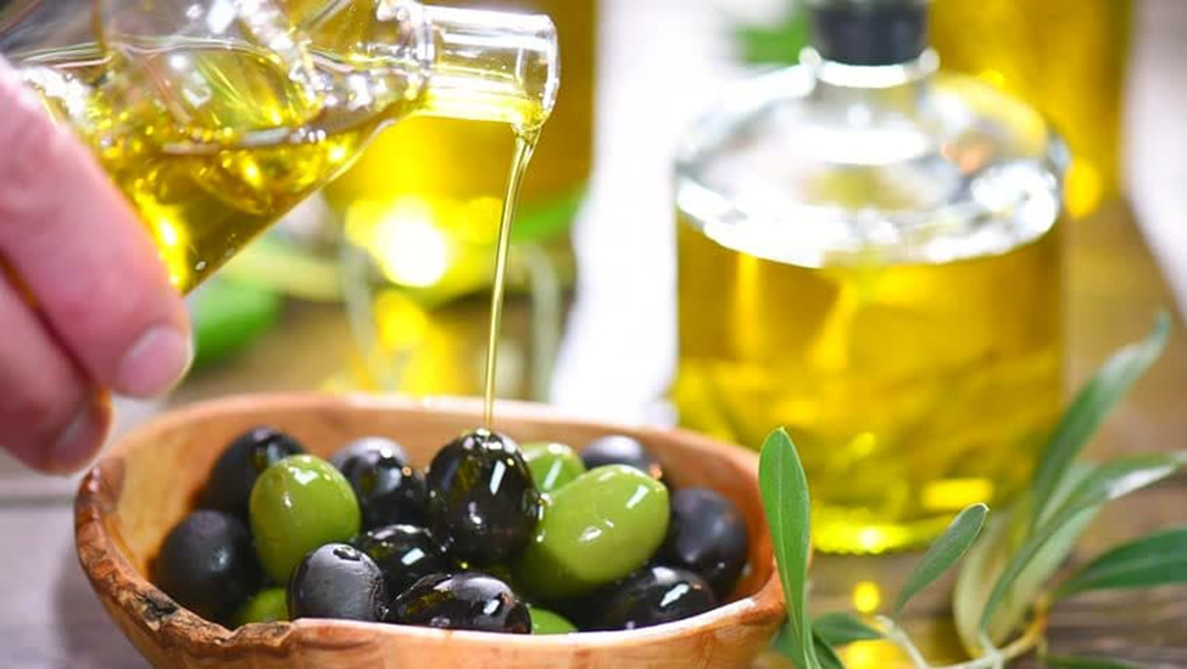 Оливковое масло имеет. Оливковое масло. Масло оливы. Оливковое масло и маслины. Оливковое масло полезное.