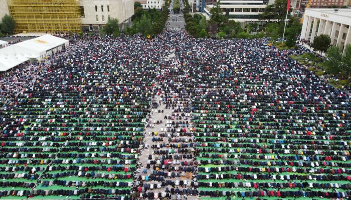 في صلاة عيد الفطر... أضرم النار في نفسه