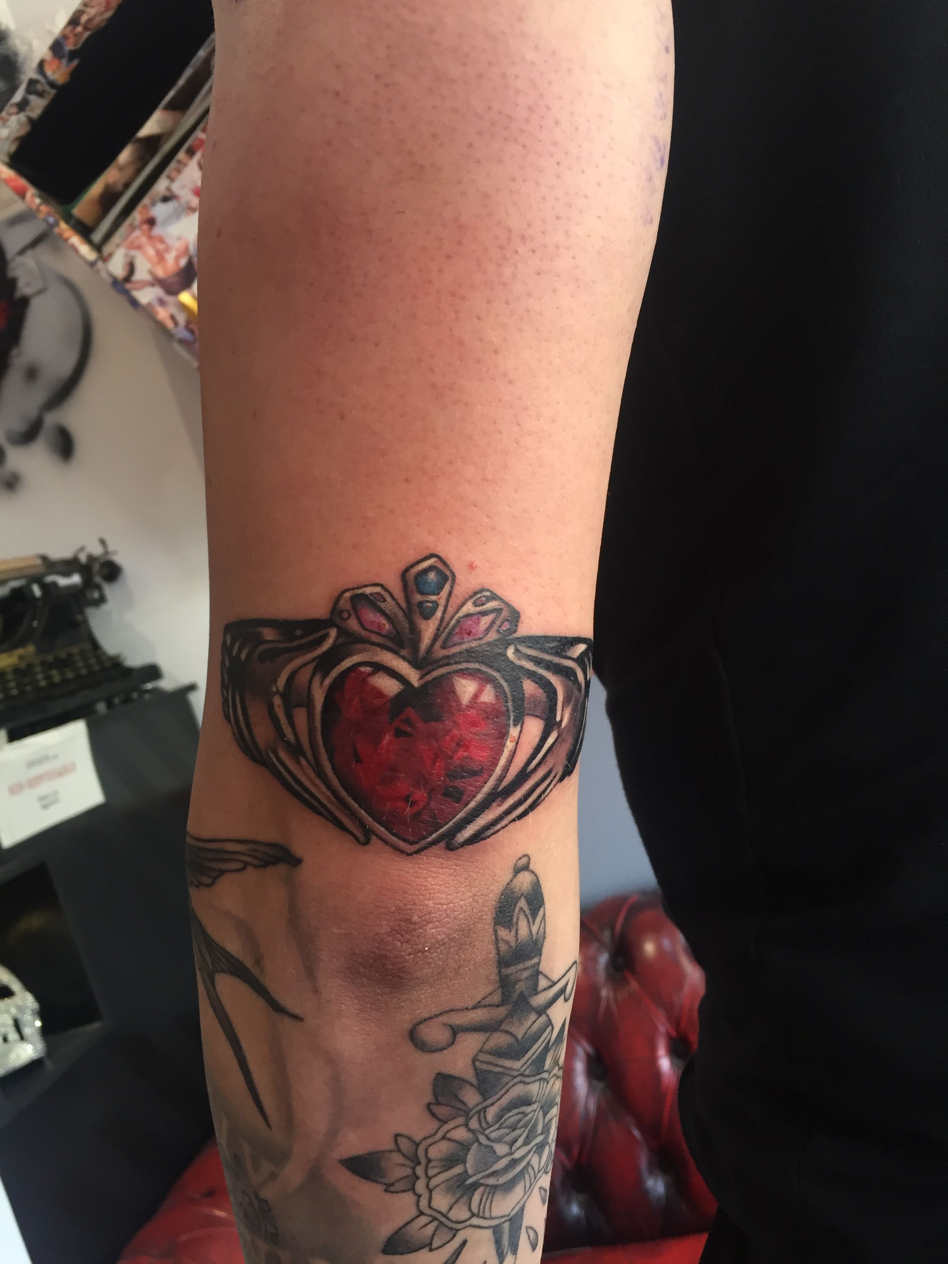 Tatuaje del anillo de claddagh en un rubí