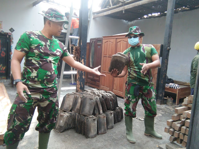 Satgas TMMD Reg 105 Dari Lanud Adi Sumarmo Turunkan Genteng Rumah Harjo Bersama Relawan MTA