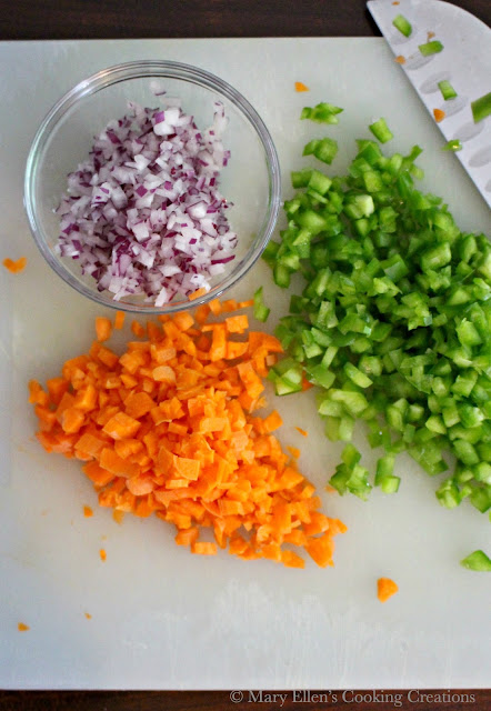 A creamy macaroni salad with crunchy veggies. The perfect side for any summer party or barbecue. Elbow noodles, mayonnaise, green pepper, red onion and carrots.