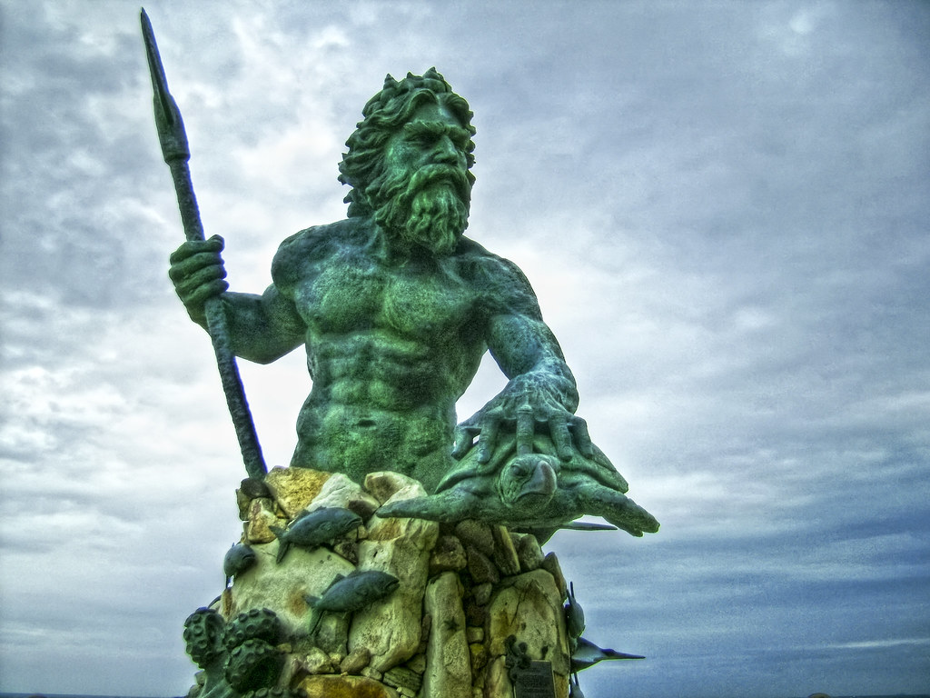Мощность посейдона. Посейдон и Нептун. Статуя Нептун Посейдон. Нептун Бог морей. Посейдон Бог морей.