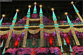 Fachada del Saks Fifth Avenue de Nueva York en Navidad Iluminada Fachada del Saks Fifth Avenue de Nueva York en Navidad Iluminada