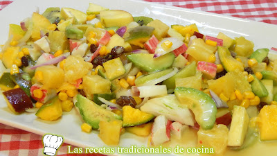 Receta fácil de ensalada tropical con salsa fría de miel y mostaza