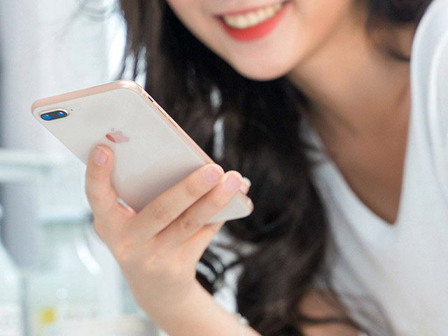 iPhone tầm giá 5 - 6 triệu: Hiệu năng khỏi nghĩ, sạc không dây cũng có 2 1564479656 787 so sanh iphone 7 plus va 8 plus vo kim loai sang trong hay mat kinh thoi thuong 4 1564474930 width640height480 2