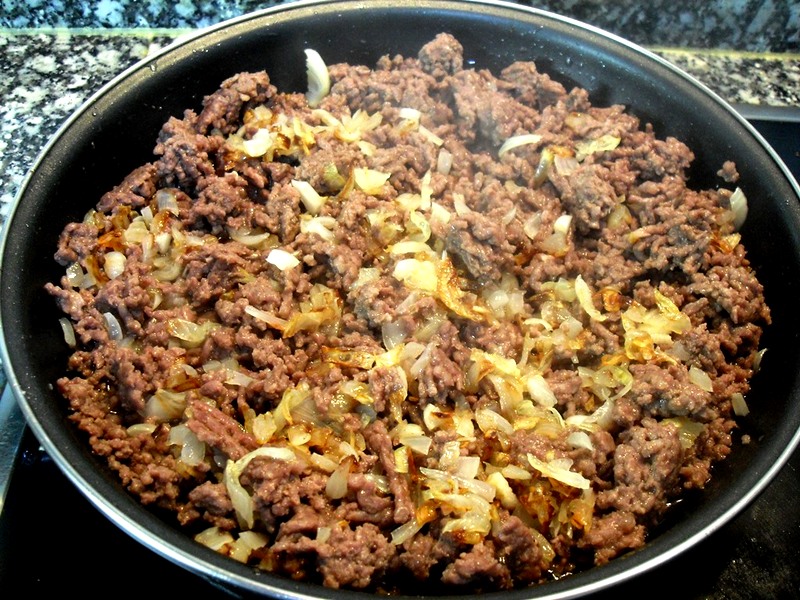 Carne de ternera sofrita con cebolla.