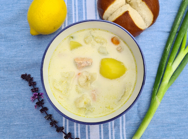 Rezept: Schwedische Sommersuppe mit Lachs. Für die leckere, sommerliche Suppe aus Schweden zeige ich Euch auf Küstenkidsunterwegs die Zutaten und die einfache Zubereitung mit Lachs, Gemüse und Kartoffeln!