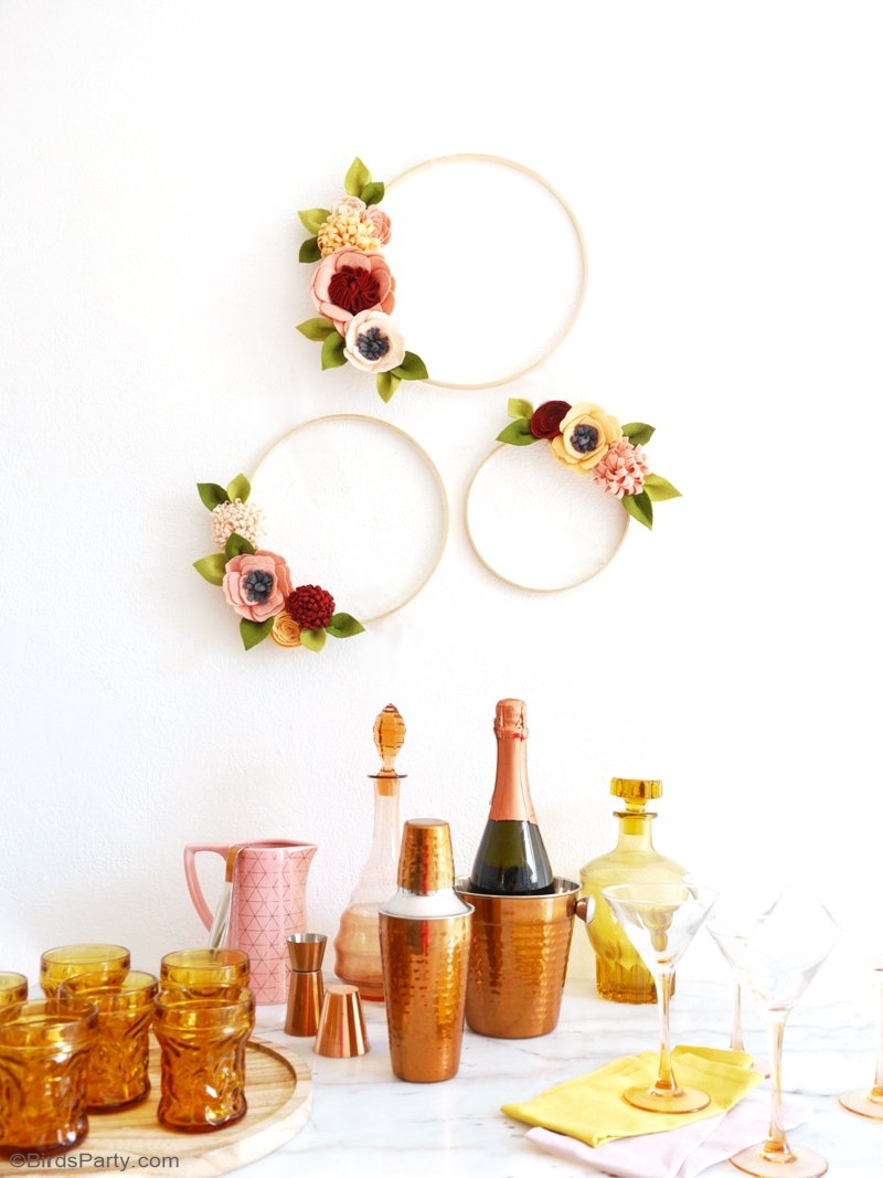 DIY Felt Flower Wreath for Fall - easy to make, these pretty autumnal decorations are ideal for the home or to embellish party tables, bars and photo booths! by BirdsParty.com @birdsparty #feltcrafts #feltflowers #fallwreath #feltwreath #fallcrafts #diywreath #diyfeltwreath #falldecor #floralwreath