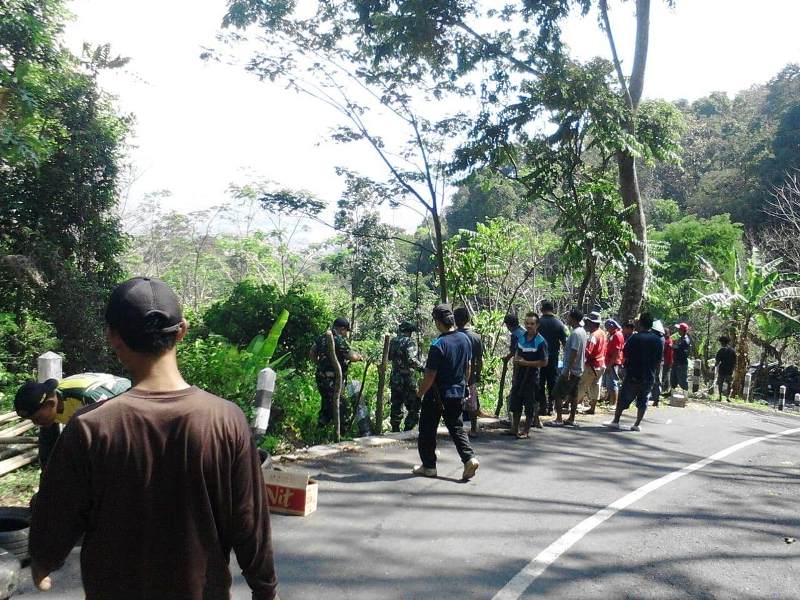 Kurangi Motor Masuk Jurang Di Jalan Ekstrim Ruas Gunung Lio Salem