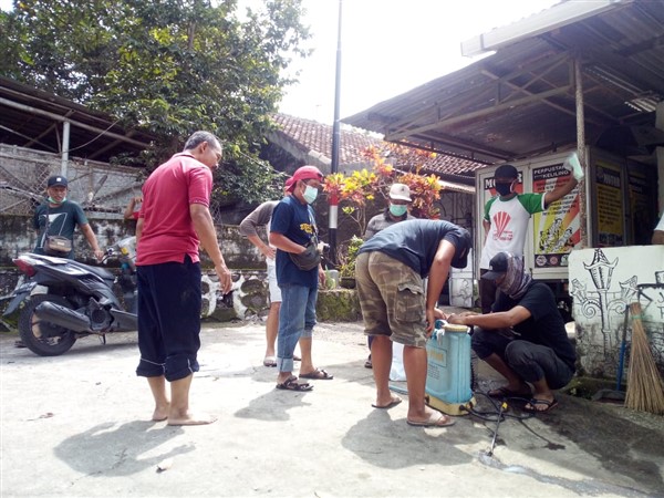 Persiapan penyemprotan disinfektan di RW13