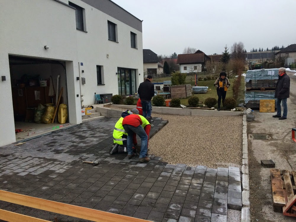 Was tut sich auf Malzers Baustelle?: Zufahrt pflastern