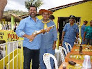 Cel. Nogueira recebe garruncha do artesão Lenilson Ferreira.