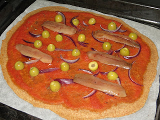 COCA INTEGRAL DE SARDINAS AHUMADAS, ACEITUNAS Y CEBOLLA