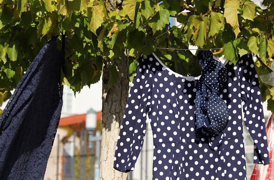 Useful tips for buying secondhand women's clothing online.