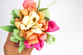 how to make corn husk flowers- super beautiful craft to make with adults and kids!