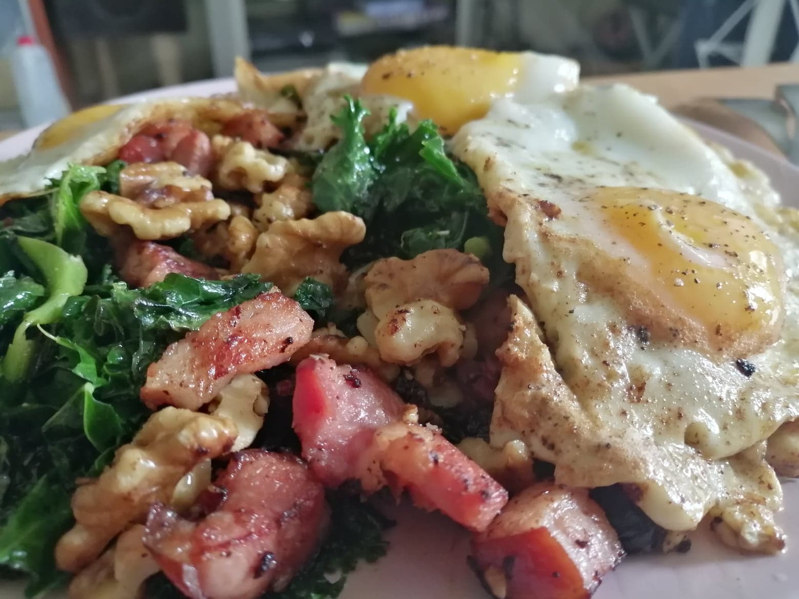 Keto jajka z jarmużem