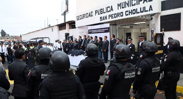 Equipa gobierno de San Pedro Cholula a elementos de la Secretaría de Seguridad