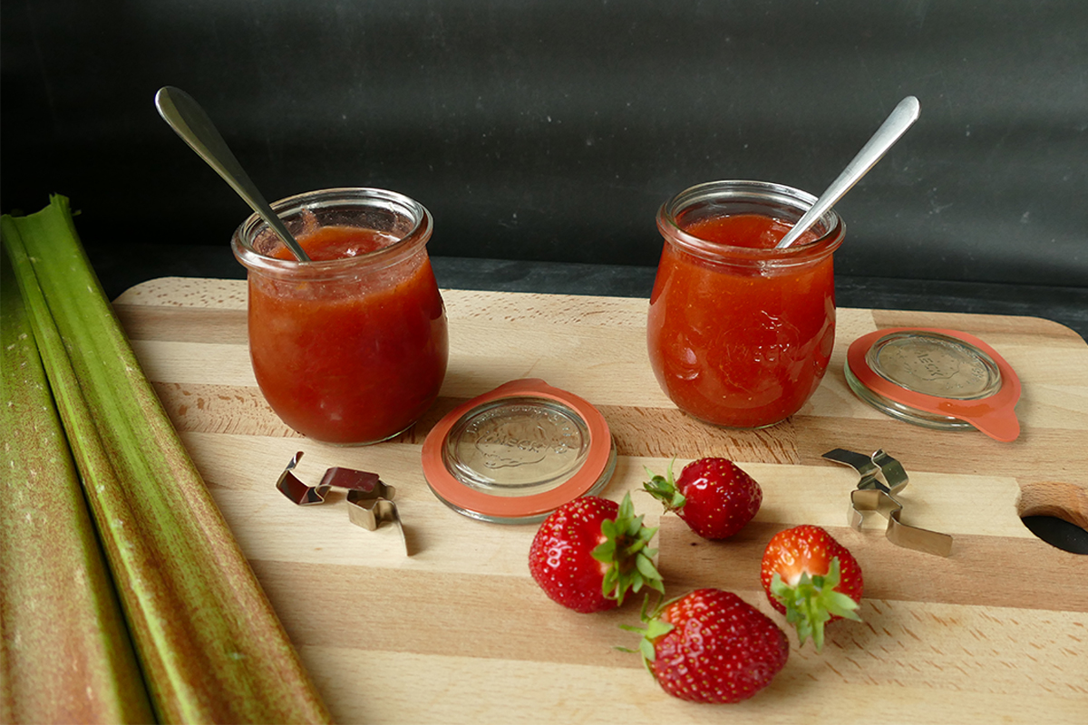 Erdbeer-Rhabarber-Marmelade: Klassisch gekocht oder kalt gerührt - ein ...