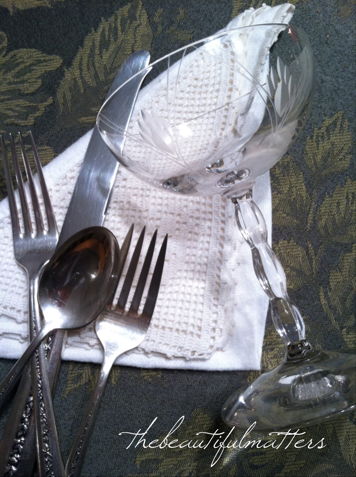 Christmas dinner table | The Beautiful Matters