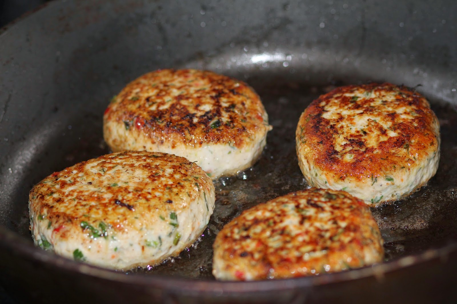 сколько готовятся котлеты. вкусные домашние котлеты. школьные котлеты в духовке. котлета жареная рыбная. сколько готовятся котлеты.