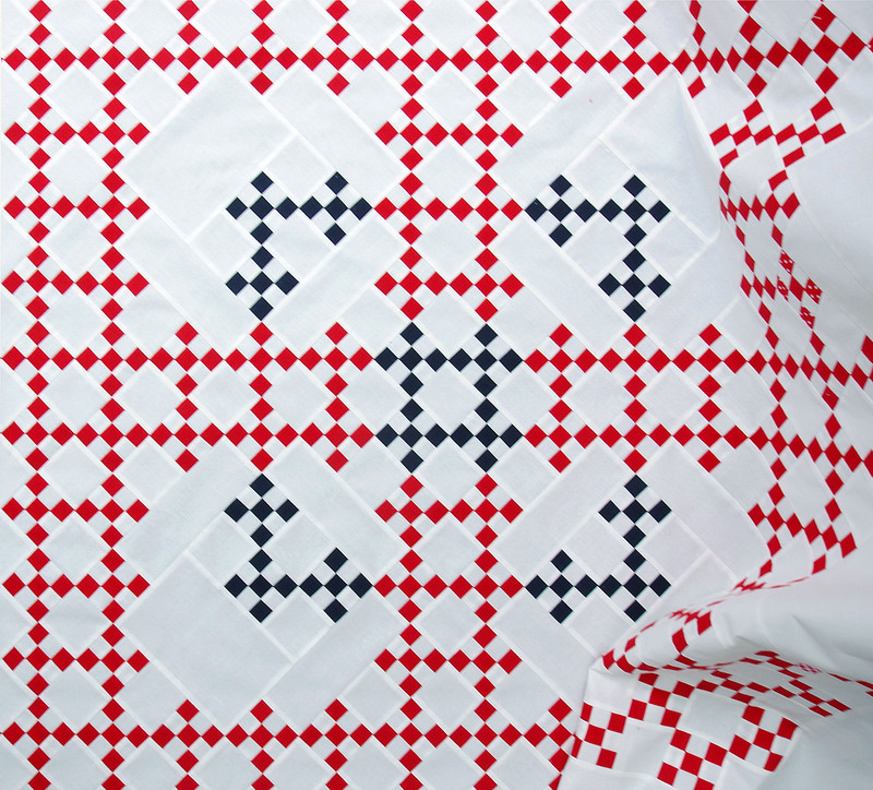Red and White Double Irish Chain Quilt | © Red Pepper Quilts 2017